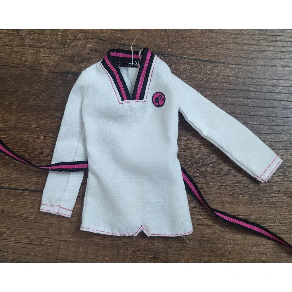 2011   Barbie Careers I Can Be a Martial Arts Teacher Top  Z30